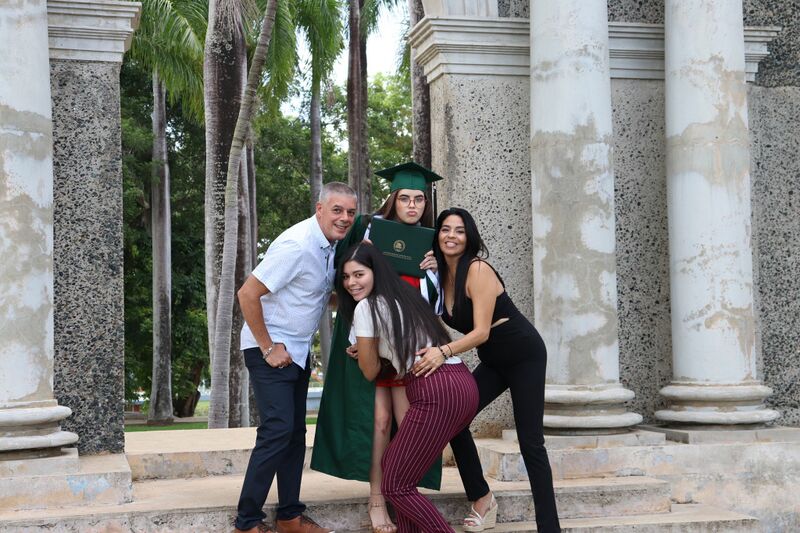 File:LianneVega Grad.jpg